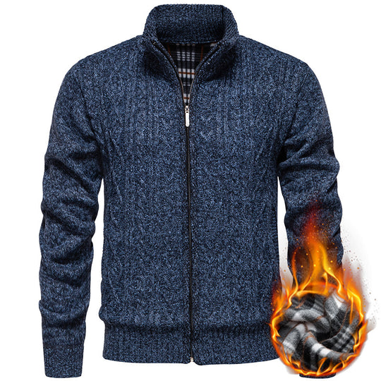 Herren nan grobgestrickter Cardigan mit Zopfmuster, Stehkragen und kariertem Innenfutter EB