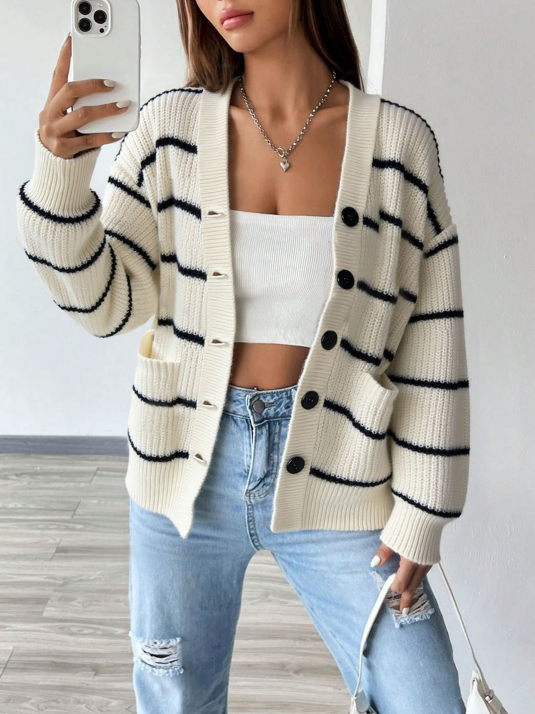Damen oversized Strickcardigan mit Rippenkante, aufgesetzten Taschen und Knopfverschluss Eichborn Berlin