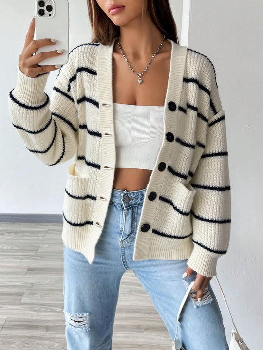 Damen oversized Strickcardigan mit Rippenkante, aufgesetzten Taschen und Knopfverschluss Eichborn Berlin