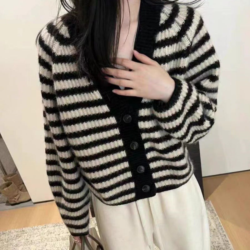 Damen gestreifte Strickjacke mit weitem Schnitt und Knopfdetails EB