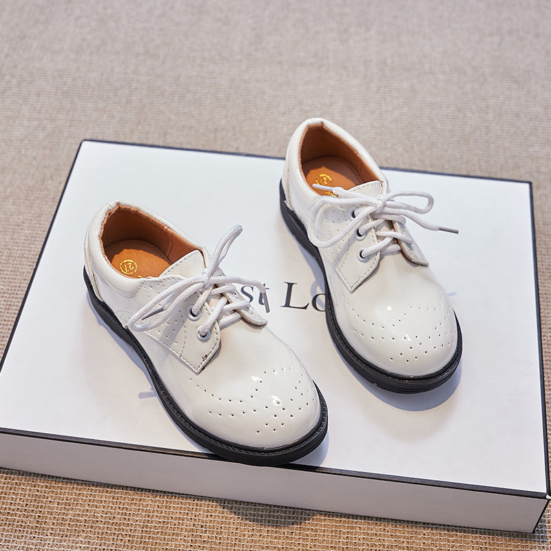 Damen Klassische Lacklederschuhe mit perforierten Details EB