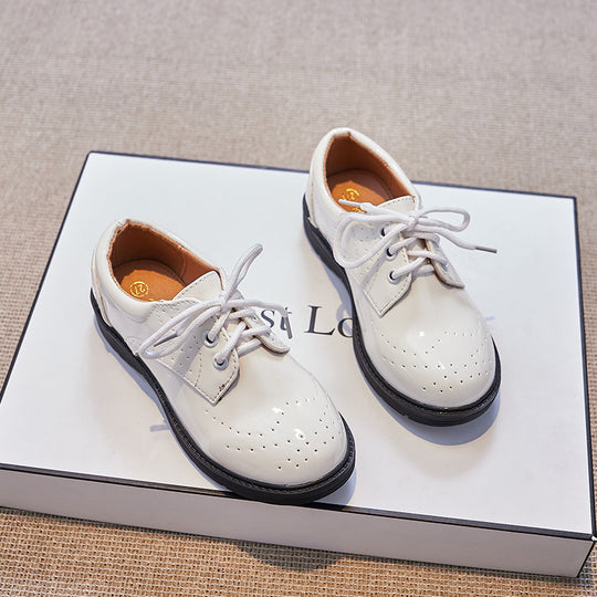 Damen Klassische Lacklederschuhe mit perforierten Details EB