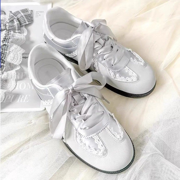 Damen Sneakers mit elegantem Satinband und feinen Häkelverzierungen EB