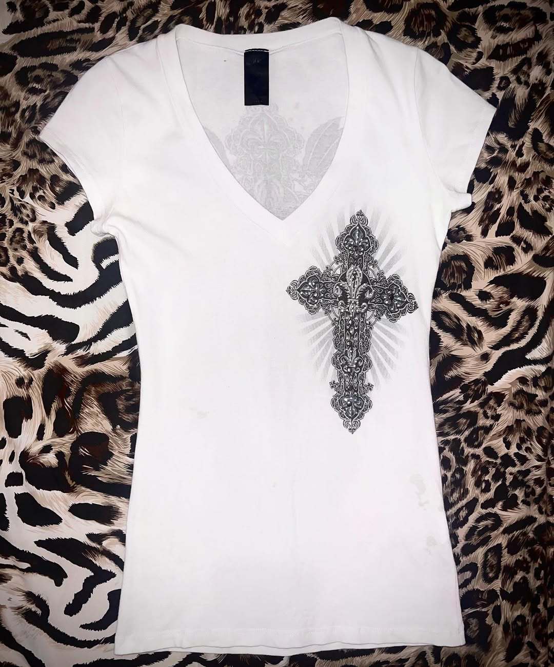 Damen V-Ausschnitt T-Shirt mit kunstvollem Kreuzdesign EB