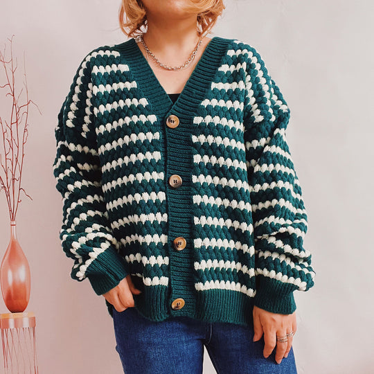 Damen Oversize Strickjacke im modischen Streifenlook mit Holzknopfdetails EB