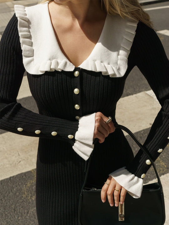 Damen Raffiniertes Strickkleid mit Rüschendetails und Perlknopfverzierung EB