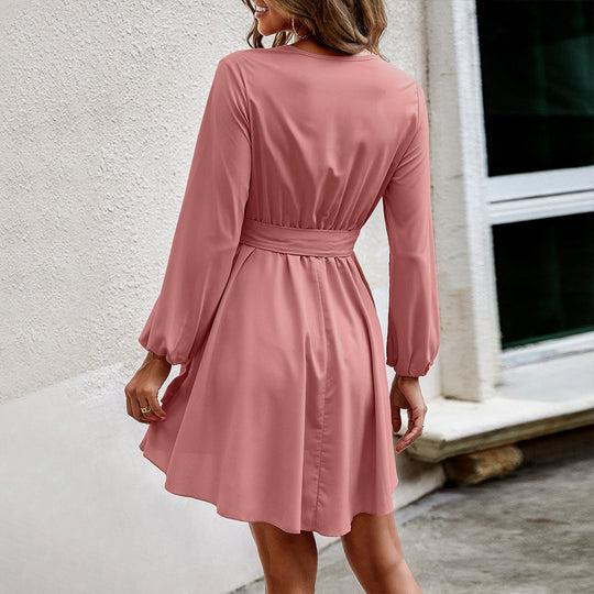 Damen gerafftes Wickel-Minikleid mit Stufenrock Bindegürtel und Volantdetails Eichborn Berlin