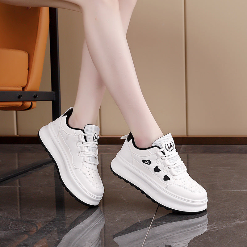 Damen Sportliche Sneakers mit Herz-Akzenten und kompaktem Profil EB