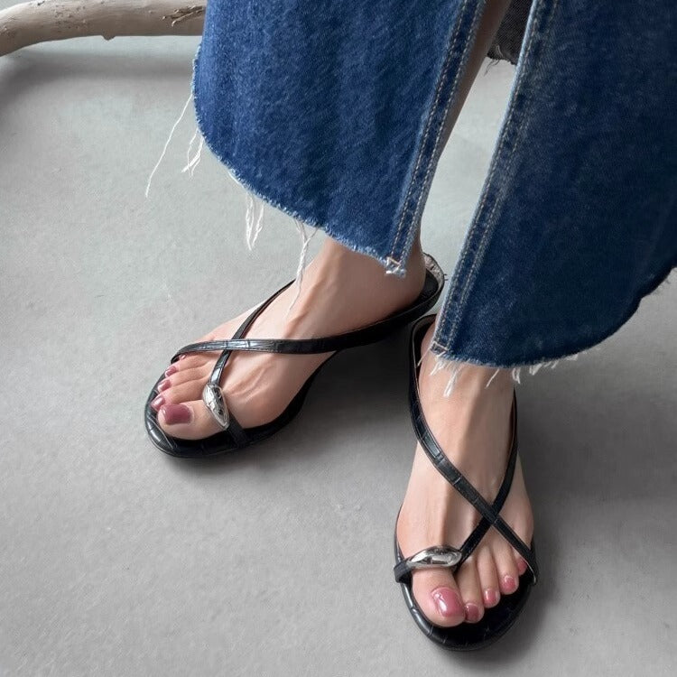 Damen Elegante Zehentrenner-Sandalen mit modischem Riemendesign und goldfarbenen Akzenten EB
