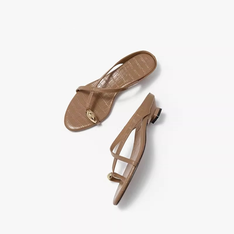 Damen Zehentrenner mit elegantem Riemendesign und hochwertigem Metallic-Detail EB