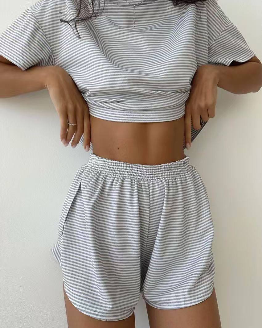 Damen lässiges Crop-Top und Short-Set mit gestreiftem Muster EB