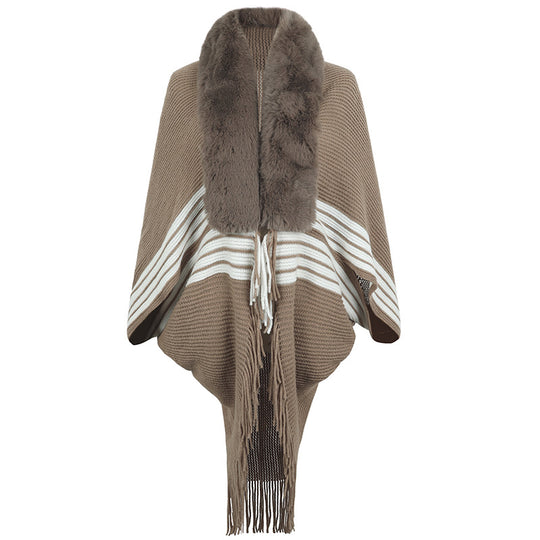 Damen eleganter Strickponcho mit kunstfellbesetztem Kragen und Fransen EB