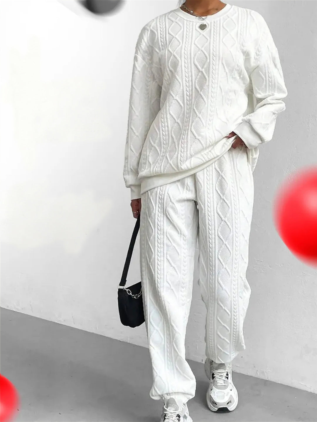 Damen gestricktes Cable-Lounge-Set mit weichem Rundhalspullover und hochgeschnittener weiter Hose Eichborn Berlin