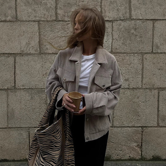 Damen Oversized Cordjacke mit praktischen Taschen und dezentem Streifenmuster EB