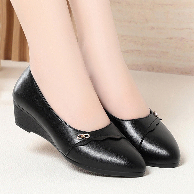 Damen Wedge Pumps mit elegantem Wellenmuster und modischem Schmuckdetail EB