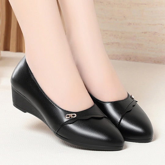 Damen Wedge Pumps mit elegantem Wellenmuster und modischem Schmuckdetail EB