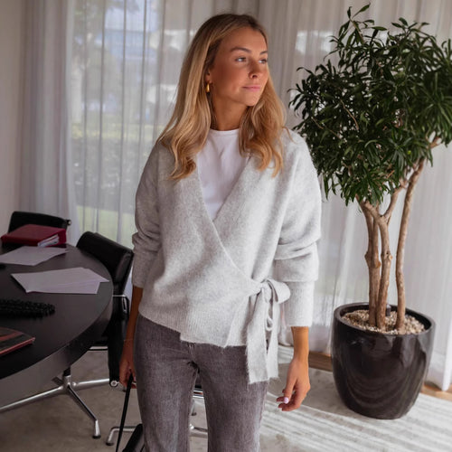 Damen Wickelstrickjacke mit dekorativem Bindegürtel und lässigem Schnitt EB