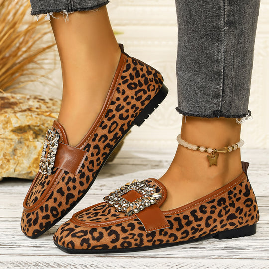 Damen elegante Ballerinas mit geschmackvollem Tiermuster und funkelndem Schmuckdetail EB