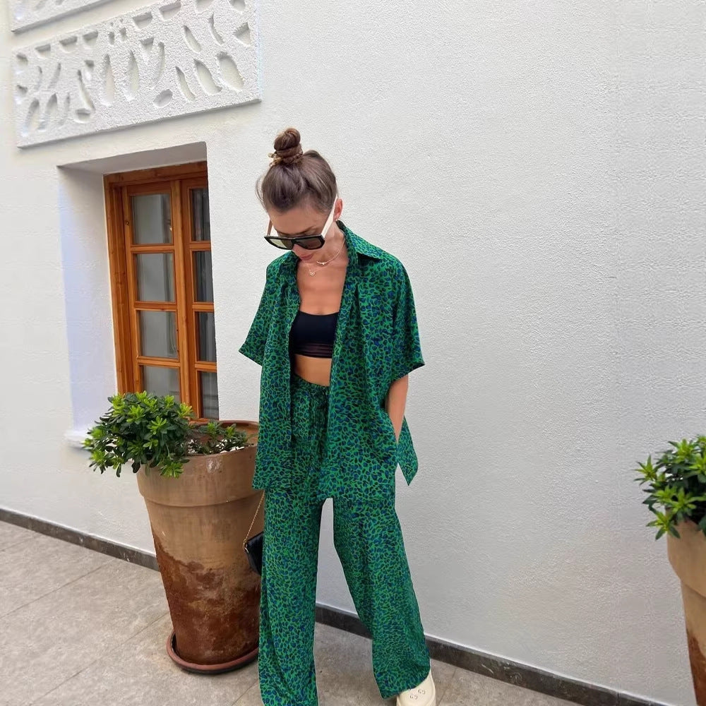 Damen zweiteiliges Safari-Print Loungewear-Set mit kurzärmeliger Hemdbluse und weitem hochgeschnittenen Palazzohose Eichborn Berlin