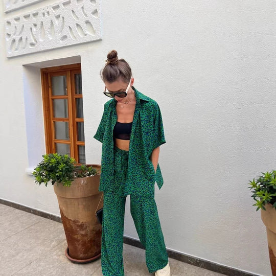Damen zweiteiliges Safari-Print Loungewear-Set mit kurzärmeliger Hemdbluse und weitem hochgeschnittenen Palazzohose Eichborn Berlin