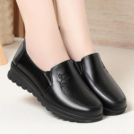 Damen Bequeme Slip-On Mokassins mit elegantem Blumenemblem EB