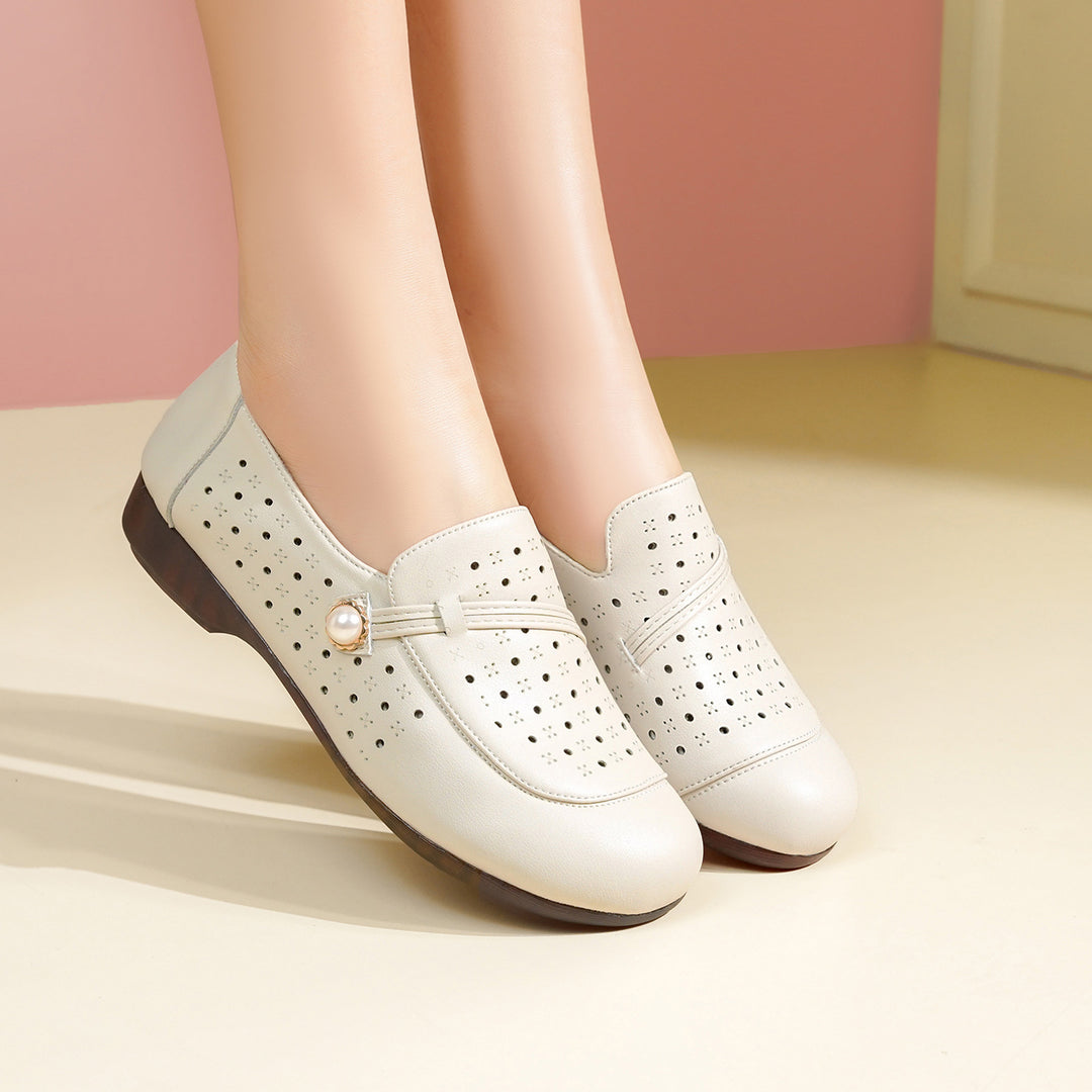 Damen Mokassins mit modischem Lochdesign und elegantem Schmuckdetail EB