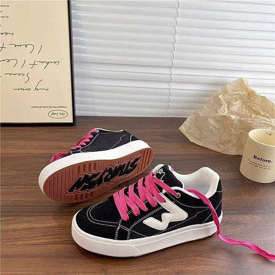 Damen Sportliche Sneaker mit kontrastierenden Schnürsenkeln und robustem Gummiprofil EB