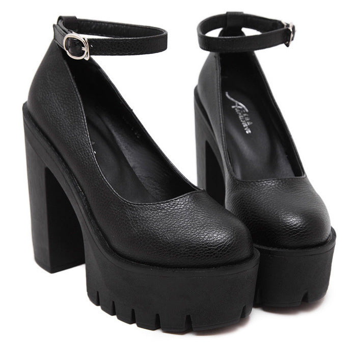 Damen Plateau-Pumps mit eleganter Doppelriemenführung und rutschfester Sohle EB