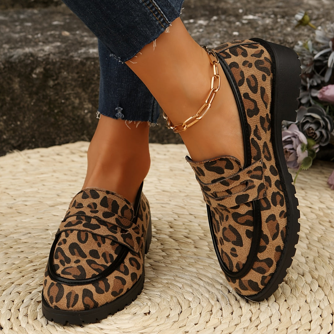 Damen  perforierte Komfort-Loafer mit goldfarbener Zierschnalle, gewelltem Vorderblatt und konturierter Memory-Innensohle EB