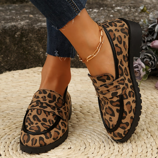 Damen  perforierte Komfort-Loafer mit goldfarbener Zierschnalle, gewelltem Vorderblatt und konturierter Memory-Innensohle EB
