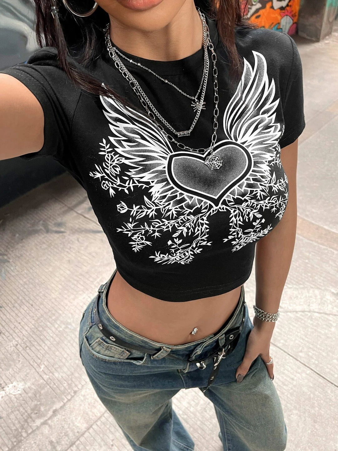 Damen Crop-Top mit kreativem Skeletthand-Motiv EB
