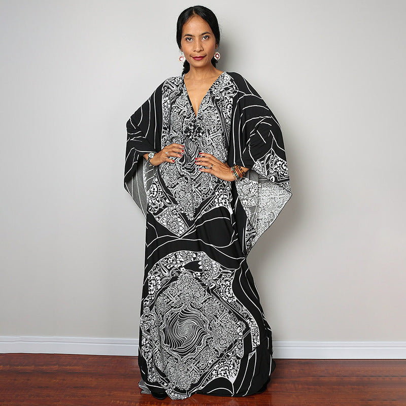 Damen Maxikleid mit kunstvollem Pfauenmuster und seitlichen Schlitzen Heidi Mode