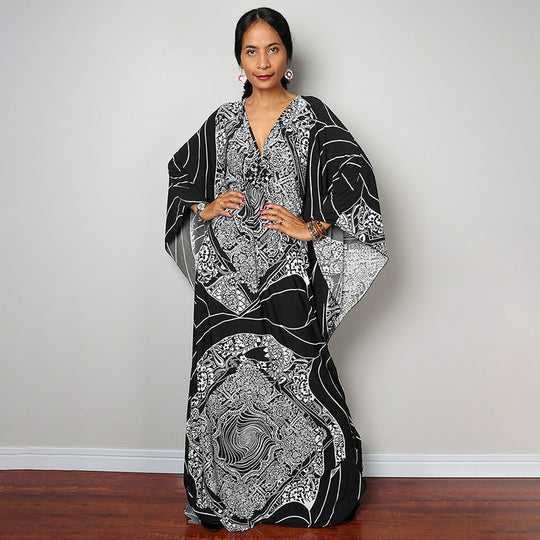 Damen Maxikleid mit kunstvollem Pfauenmuster und seitlichen Schlitzen Heidi Mode