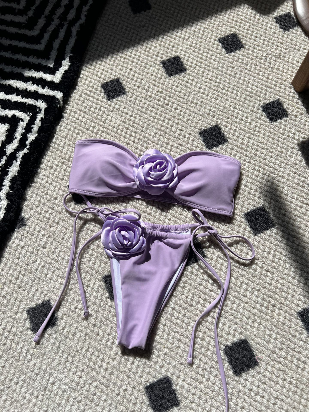 Damen Bandeau-Bikini mit dekorativer Blumenapplikation EB