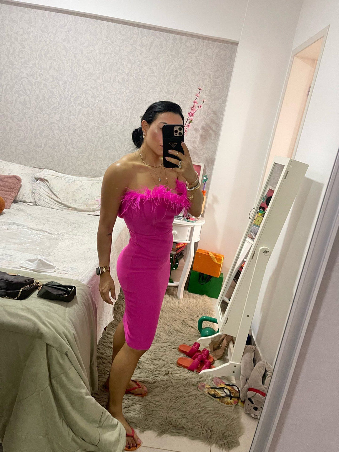 Damen Cocktailkleid mit extravagantem Federn-Ausschnitt und figurbetontem Schnitt EB