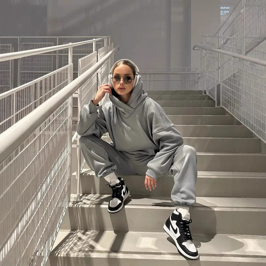 Damen gemütlicher Oversized Hoodie mit intuitivem Kordelzug und passender Jogginghose EB