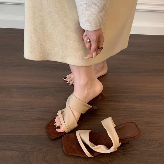 Damen Bockabsatz Mules mit strapazierfähigem Obermaterial und elegantem Riemendesign EB