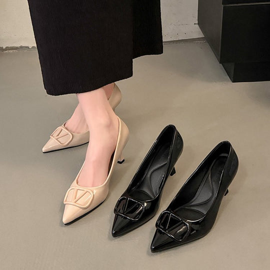 Damen elegante spitze Pumps mit modischem Logo-Detail EB