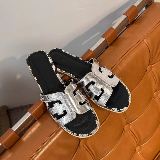 Damen Trendige Slides aus hochwertigem Kunstleder mit glänzenden Akzenten EB