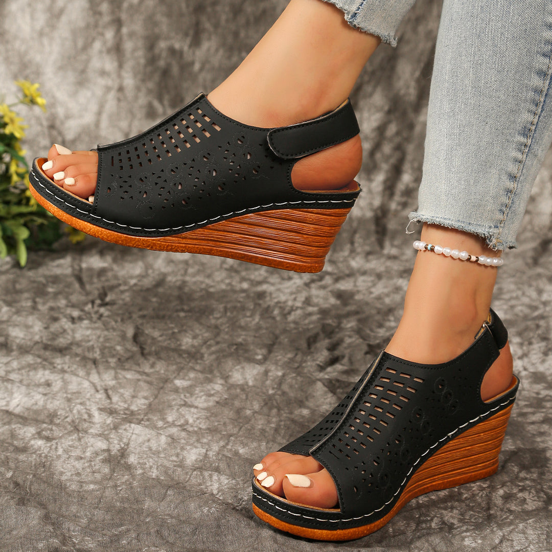 Damen Wedge-Sandaletten mit perforierter Oberfläche und elastischem Riemen EB