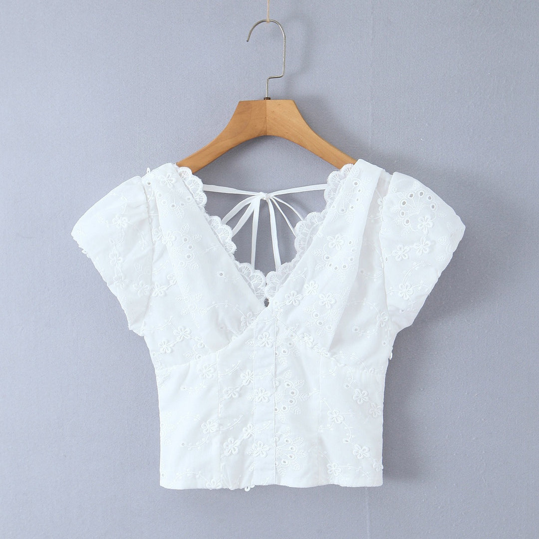 Damenoberteil mit floralem Stickdesign und romantischem Rüschenausschnitt EB