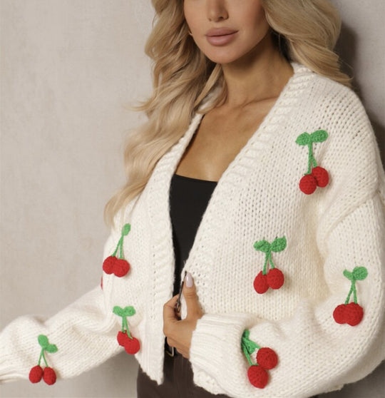Damen Kurzcardigan aus grobem Strick mit gehäkelten Kirschen-Applikationen und V-Ausschnitt EB