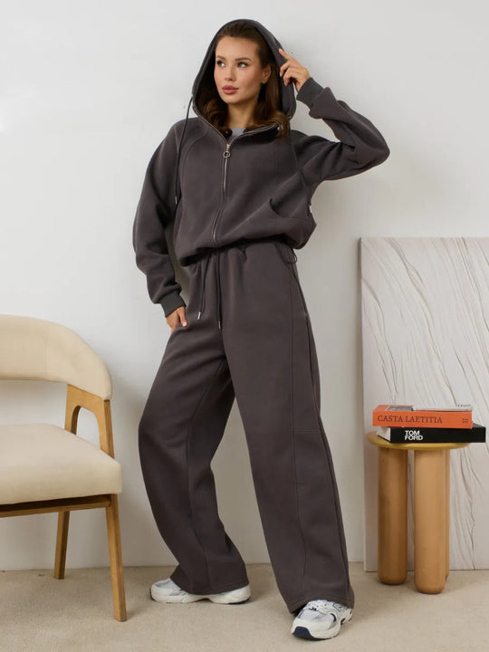 Damen Oversize-Zip-Hoodie mit Kängurutasche und hochgeschnittener Sweathose mit weiter Beinführung Set Eichborn Berlin