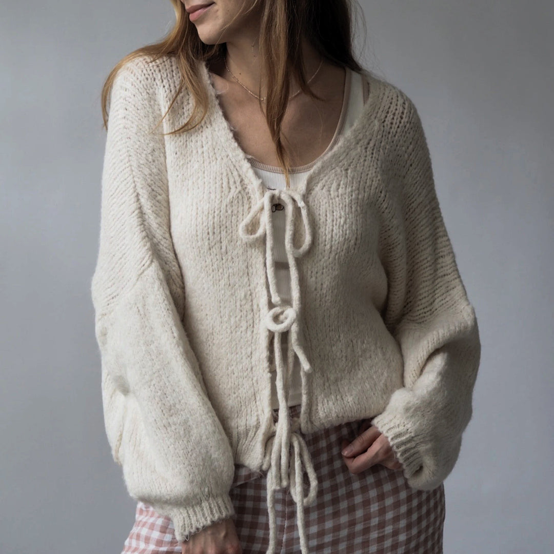 Damen Kuscheliger Strickcardigan mit großzügigem Schnitt und dekorativen Kordeln EB