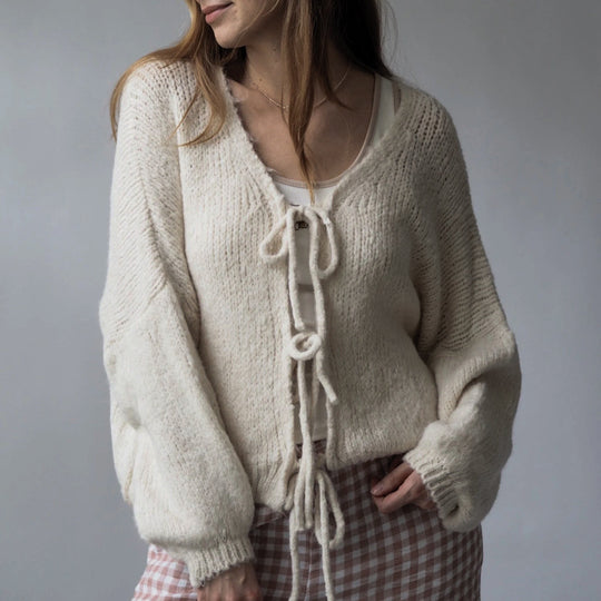 Damen Kuscheliger Strickcardigan mit großzügigem Schnitt und dekorativen Kordeln EB