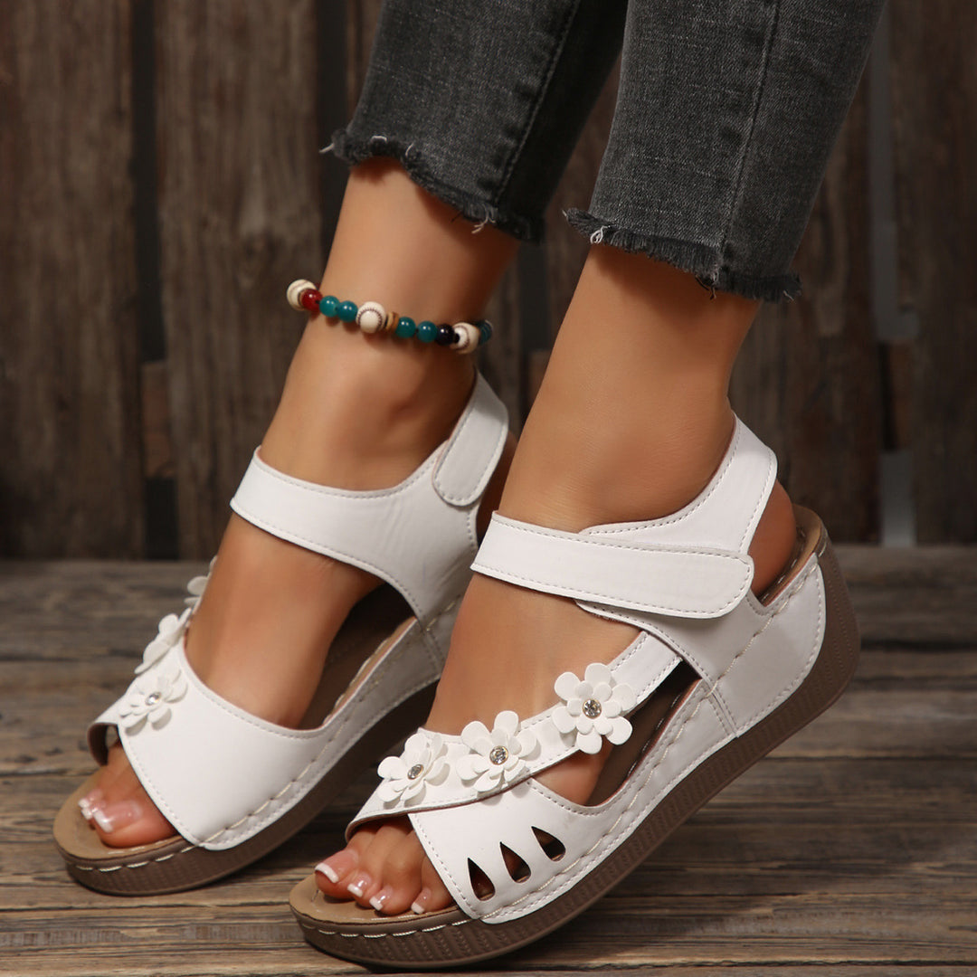 Damen Plateau-Sandalen mit floralen Akzenten und buntem Design EB