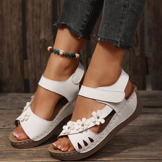 Damen Plateau-Sandalen mit floralen Akzenten und buntem Design EB