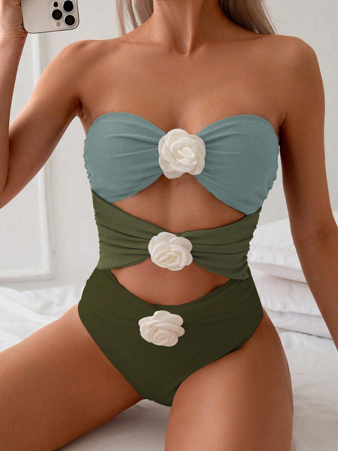 Damen Bandeau-Badeanzug mit eleganten Rüschen und floralen Akzenten EB