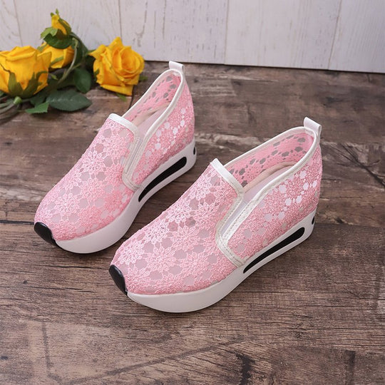 Damen Slip-On Sneakers mit romantischem Spitzen-Design und bequemer Sohle EB