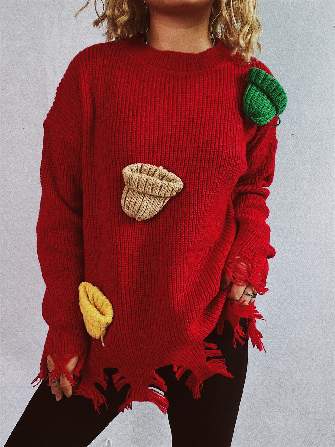 Damen lässiger Oversize-Pullover mit fransigen Details und bunten Applikationen EB